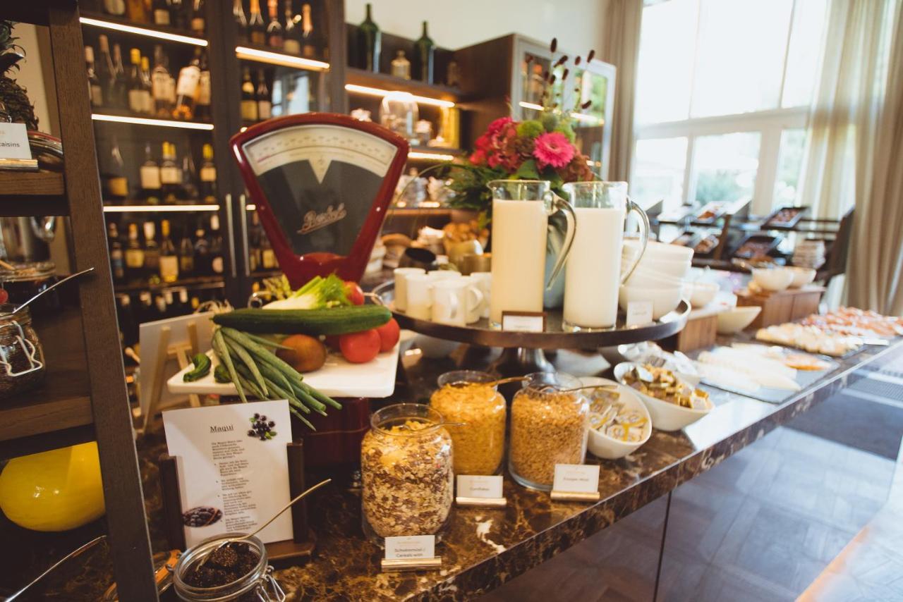 Vila Vita Rosenpark Marburg Екстер'єр фото A display of various types of honey at a hotel in London