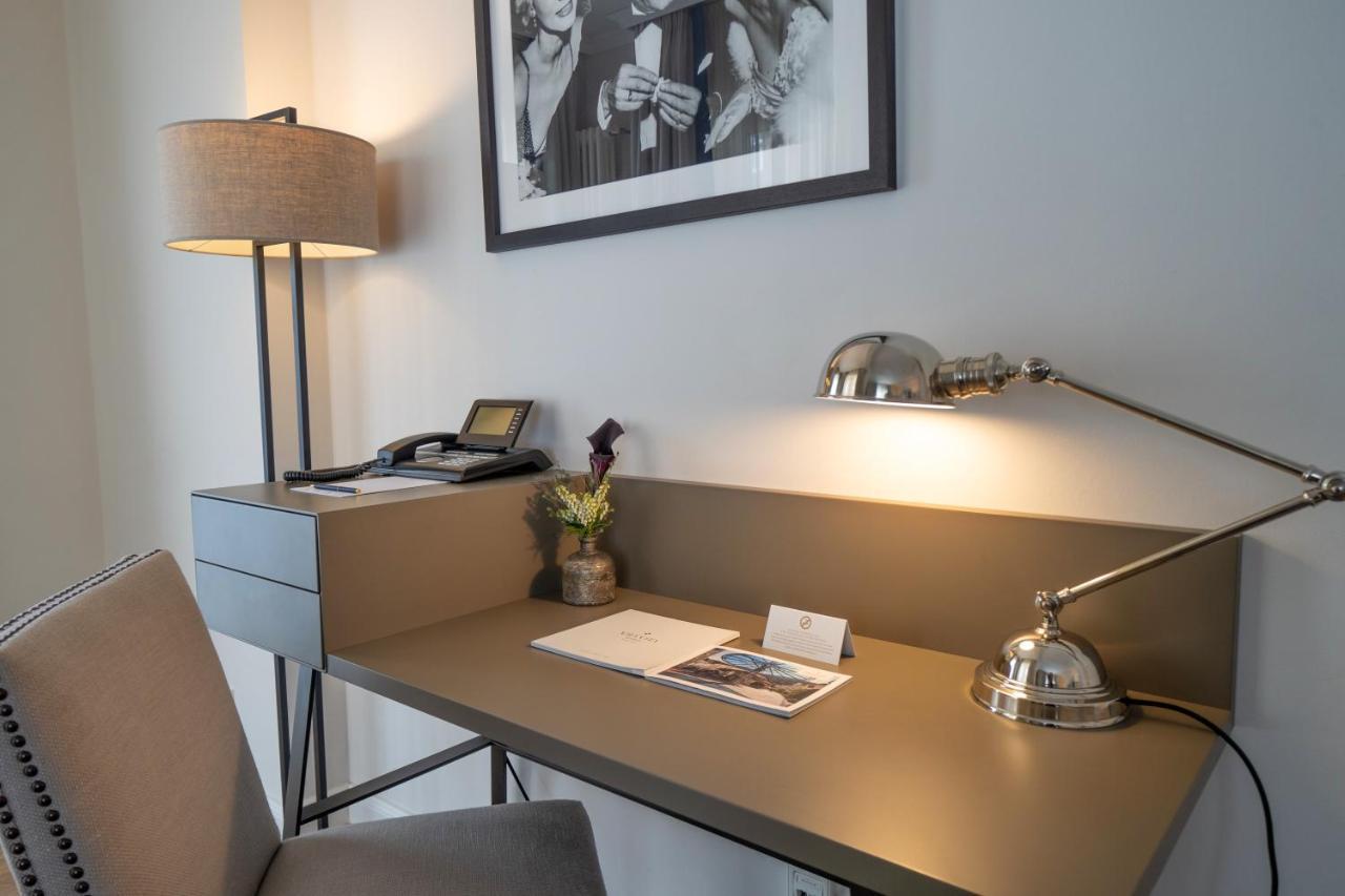 Vila Vita Rosenpark Marburg Екстер'єр фото A desk with a lamp