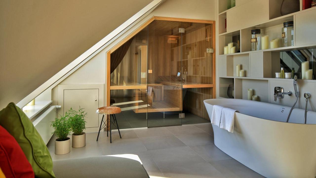 Vila Vita Rosenpark Marburg Екстер'єр фото A modern bathroom with a shower and a bathtub