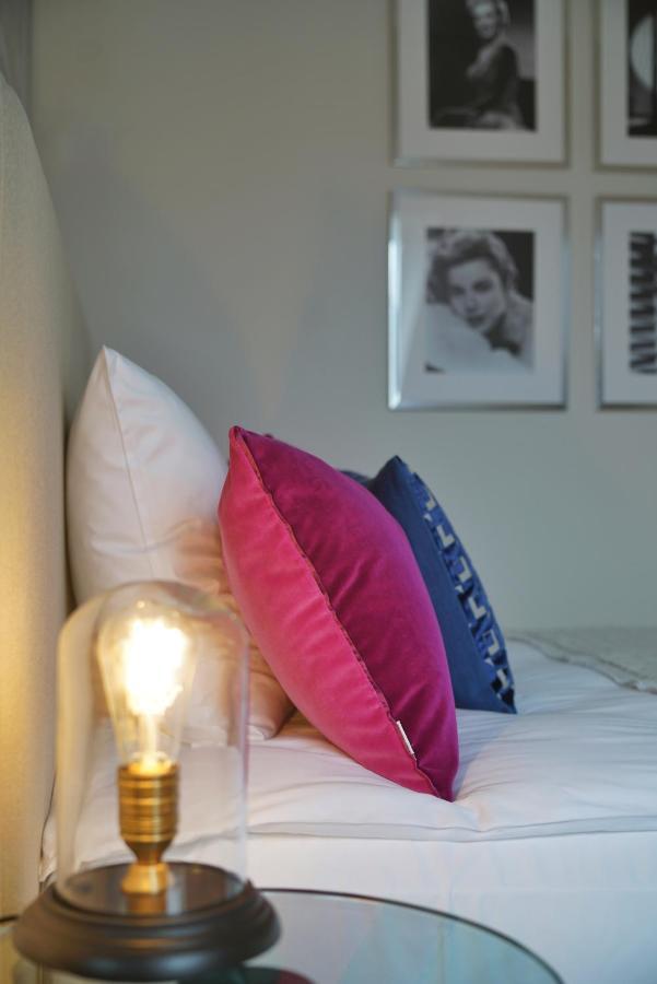 Vila Vita Rosenpark Marburg Екстер'єр фото Cushions on a bed