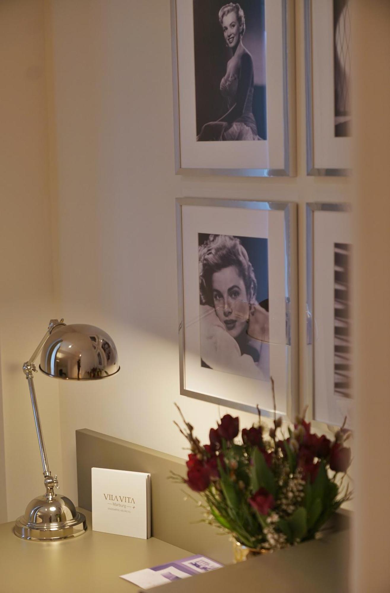 Vila Vita Rosenpark Marburg Номер фото A photograph of Audrey Hepburn by Allan Allan Warren